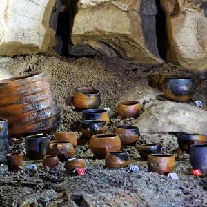 Poteries prehistoriques de la grotte delabeil reproductions